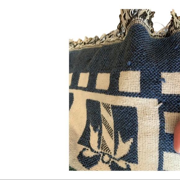 Christmas holiday woven throw blanket! Super festive! In great condition! - Picture 4 of 6